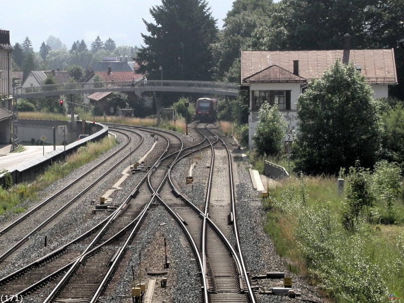 Bahn 171.jpg - RE 32651 von Augsburg nach Oberstdorf auf der nach rechts abzweigenden Illertalbahn.